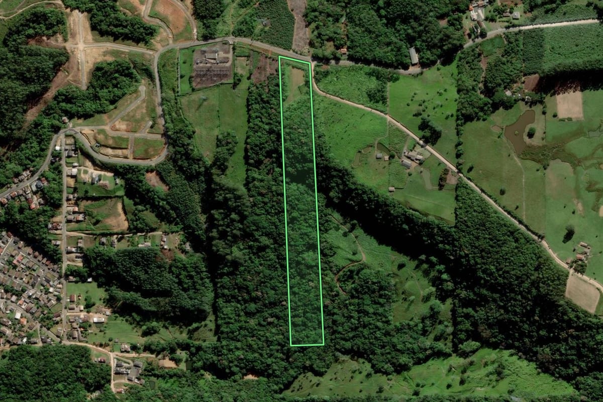 Imagem de satélite do imóvel rural em Siderópolis (SC), com o contorno declarado no CAR desenhado por cima.