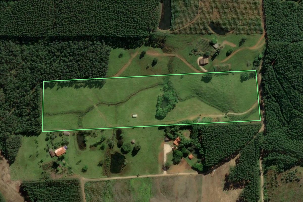 Imagem de satélite do imóvel rural em Siderópolis (SC), com o contorno declarado no CAR desenhado por cima.