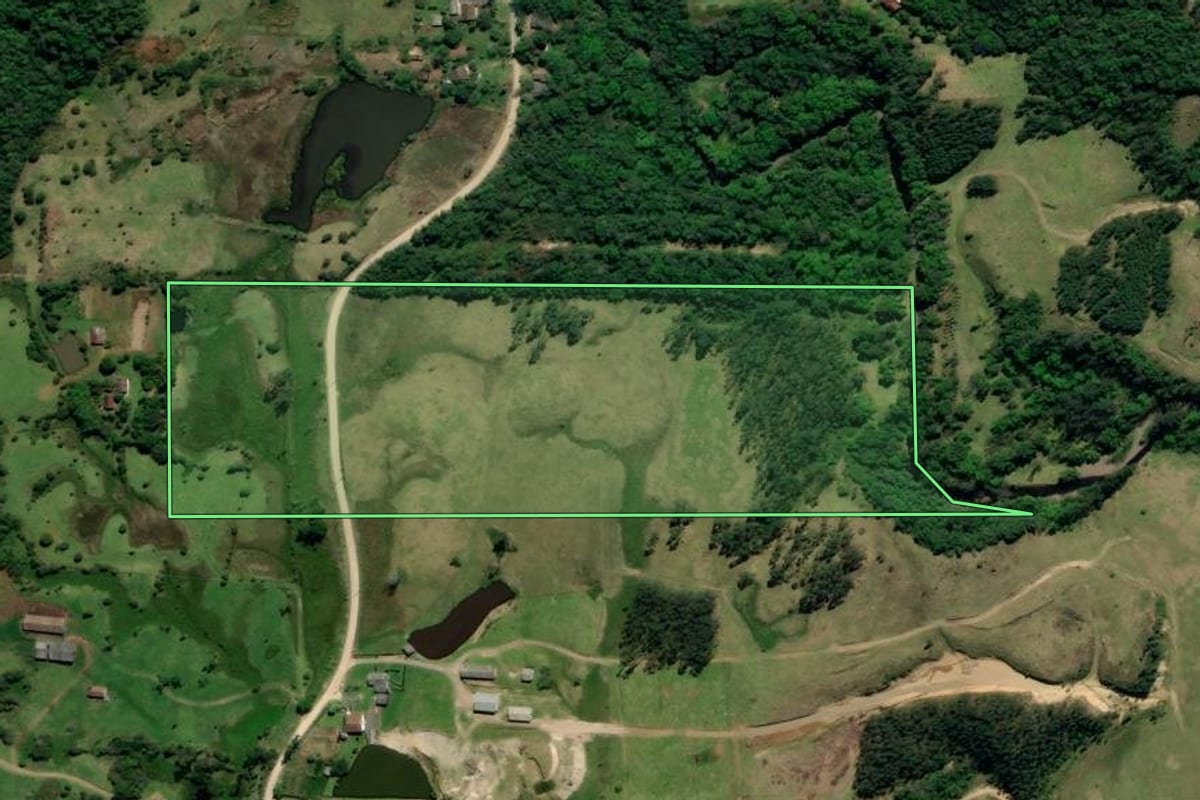 Imagem de satélite do imóvel rural em Siderópolis (SC), com o contorno declarado no CAR desenhado por cima.