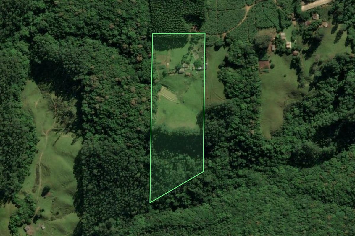 Imagem de satélite do imóvel rural em Siderópolis (SC), com o contorno declarado no CAR desenhado por cima.