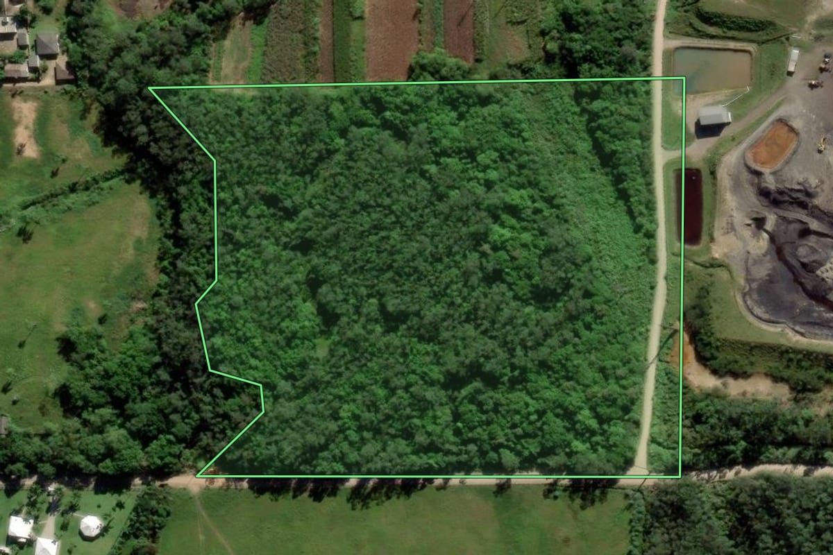 Imagem de satélite do imóvel rural em Siderópolis (SC), com o contorno declarado no CAR desenhado por cima.