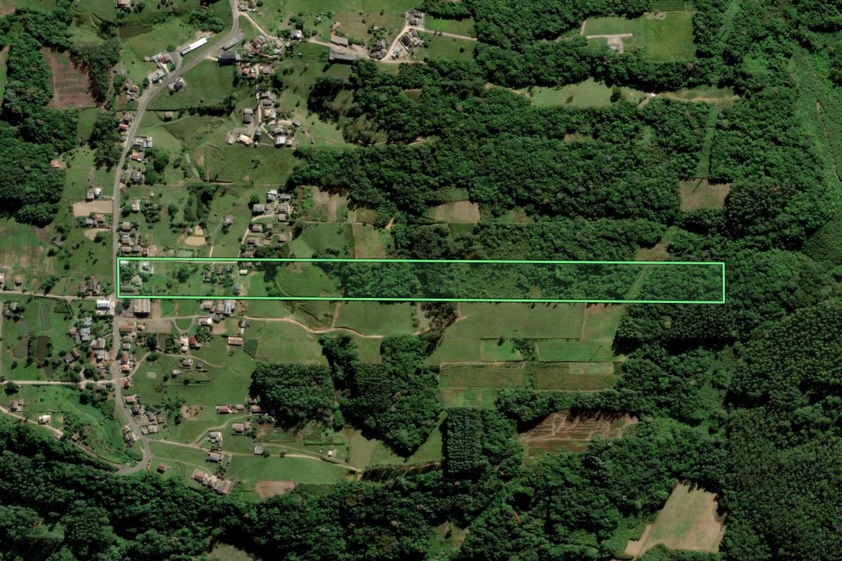 Imagem de satélite do imóvel rural em Siderópolis (SC), com o contorno declarado no CAR desenhado por cima.