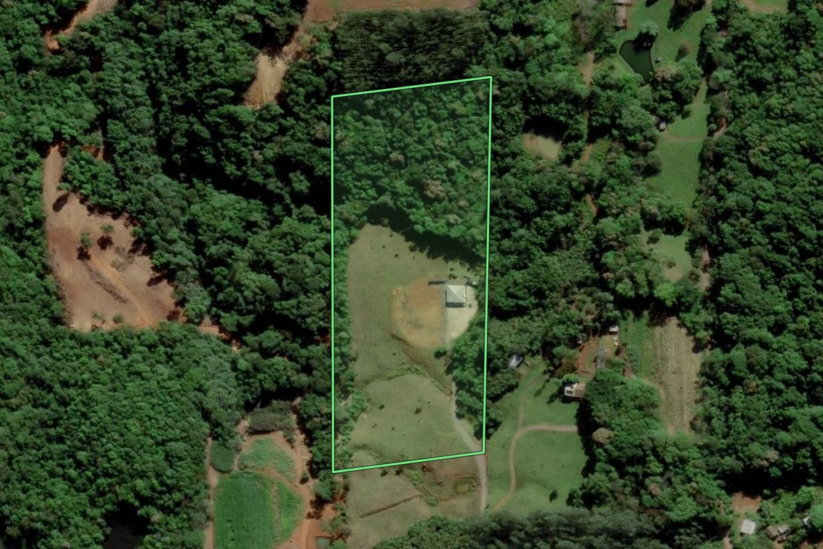 Imagem de satélite do imóvel rural em Siderópolis (SC), com o contorno declarado no CAR desenhado por cima.