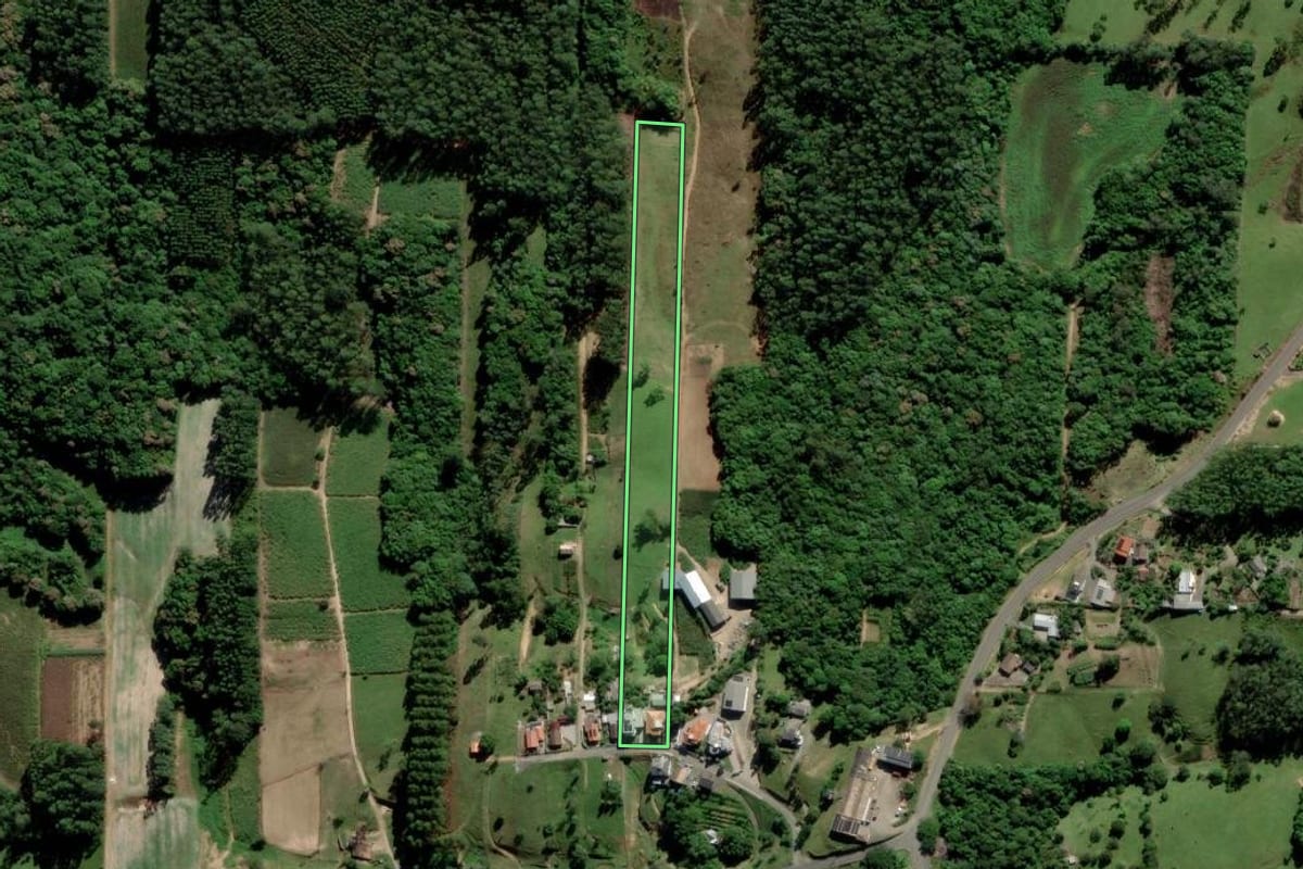 Imagem de satélite do imóvel rural em Siderópolis (SC), com o contorno declarado no CAR desenhado por cima.