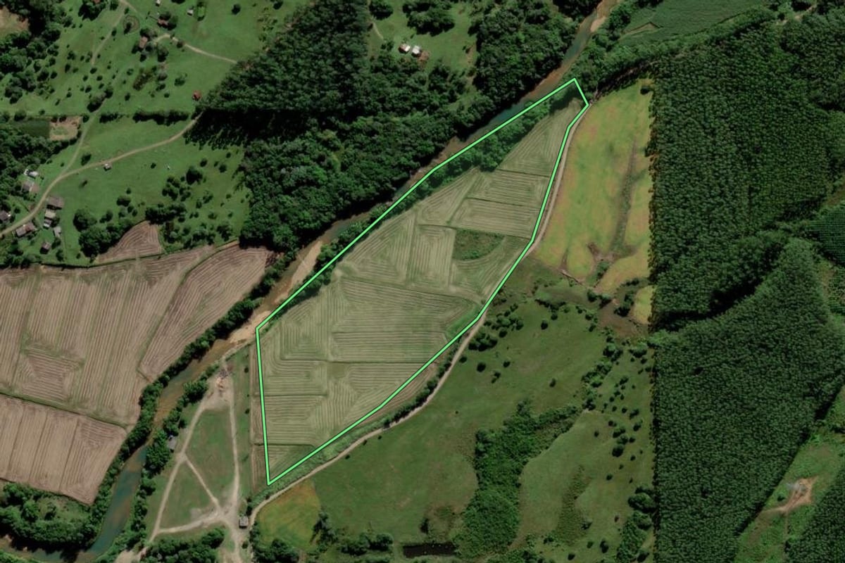 Imagem de satélite do imóvel rural em Siderópolis (SC), com o contorno declarado no CAR desenhado por cima.
