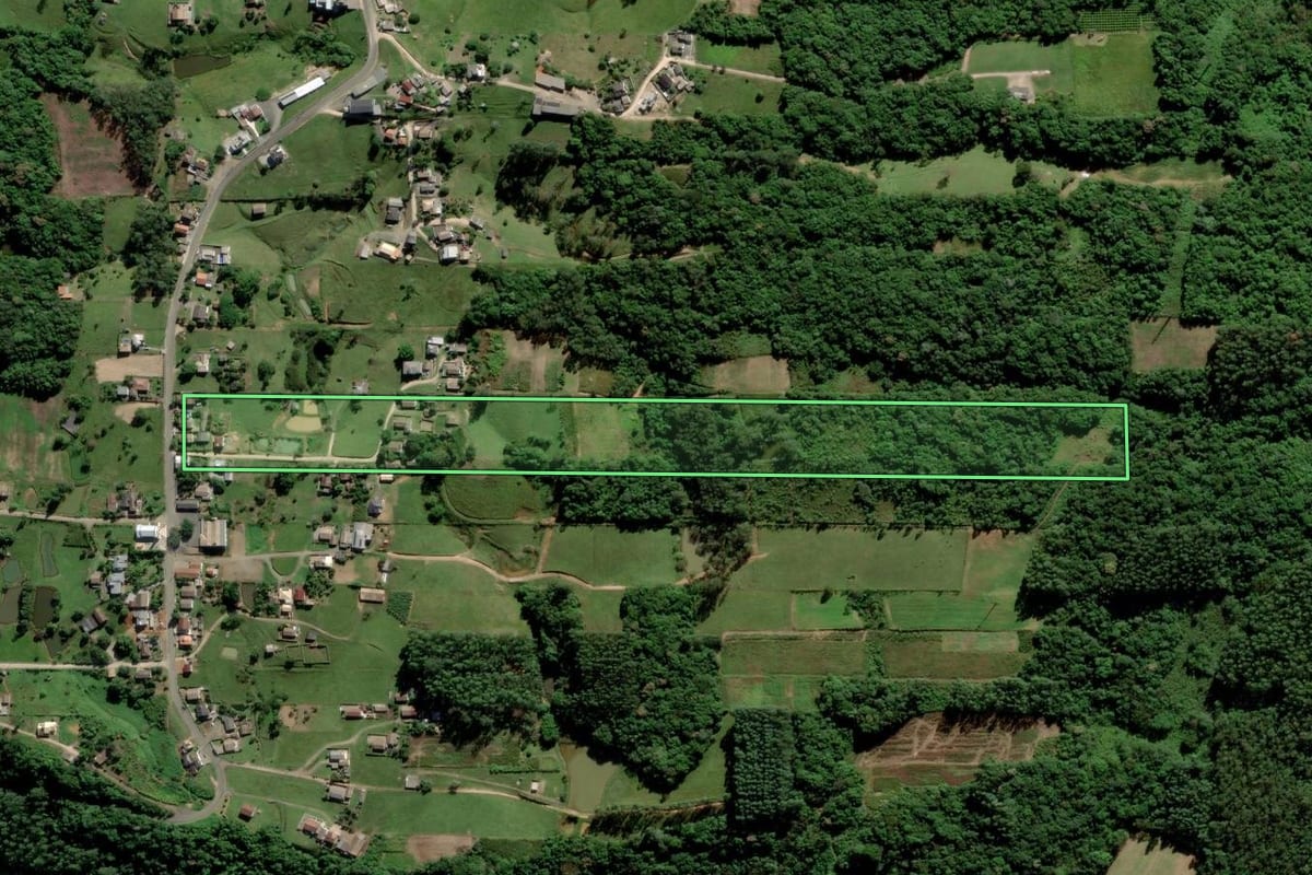 Imagem de satélite do imóvel rural em Siderópolis (SC), com o contorno declarado no CAR desenhado por cima.