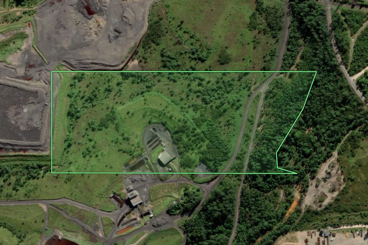 Imagem de satélite do imóvel rural em Siderópolis (SC), com o contorno declarado no CAR desenhado por cima.