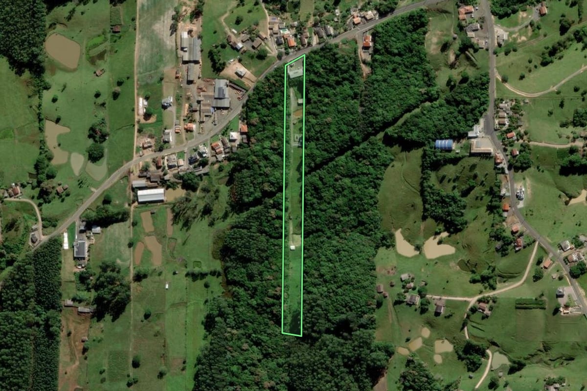 Imagem de satélite do imóvel rural em Siderópolis (SC), com o contorno declarado no CAR desenhado por cima.