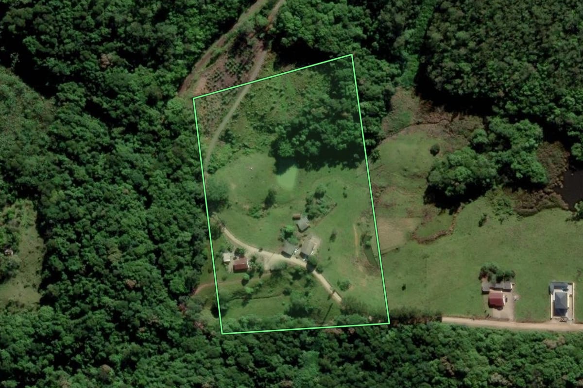Imagem de satélite do imóvel rural em Siderópolis (SC), com o contorno declarado no CAR desenhado por cima.