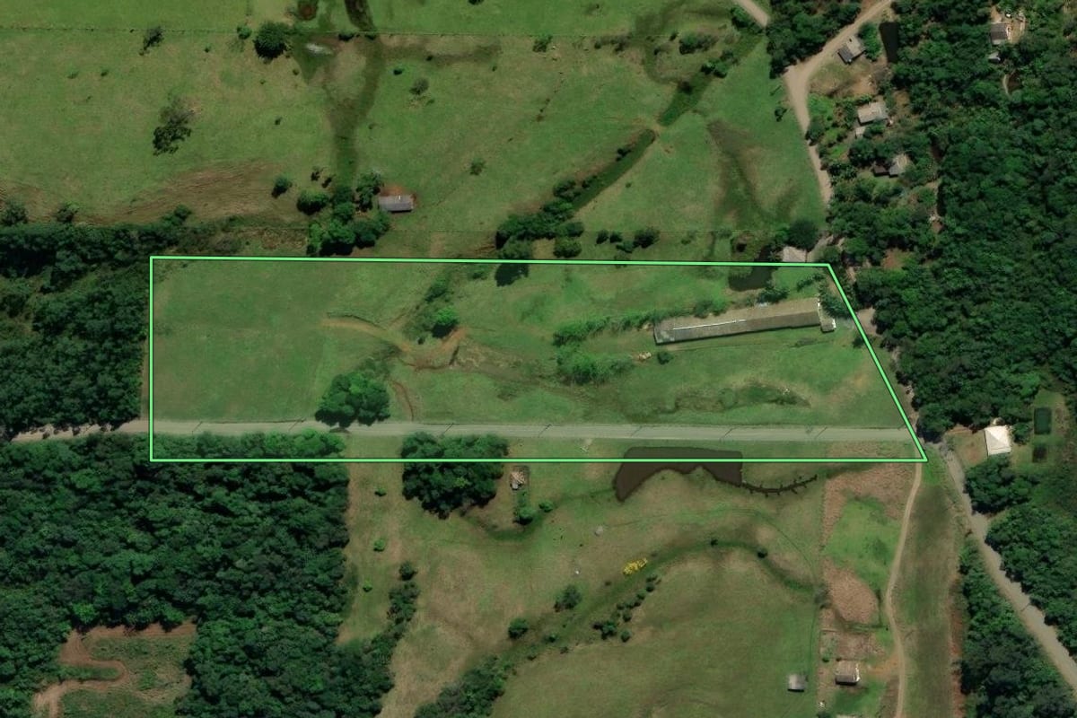 Imagem de satélite do imóvel rural em Siderópolis (SC), com o contorno declarado no CAR desenhado por cima.