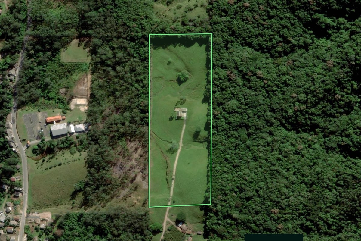 Imagem de satélite do imóvel rural em Siderópolis (SC), com o contorno declarado no CAR desenhado por cima.