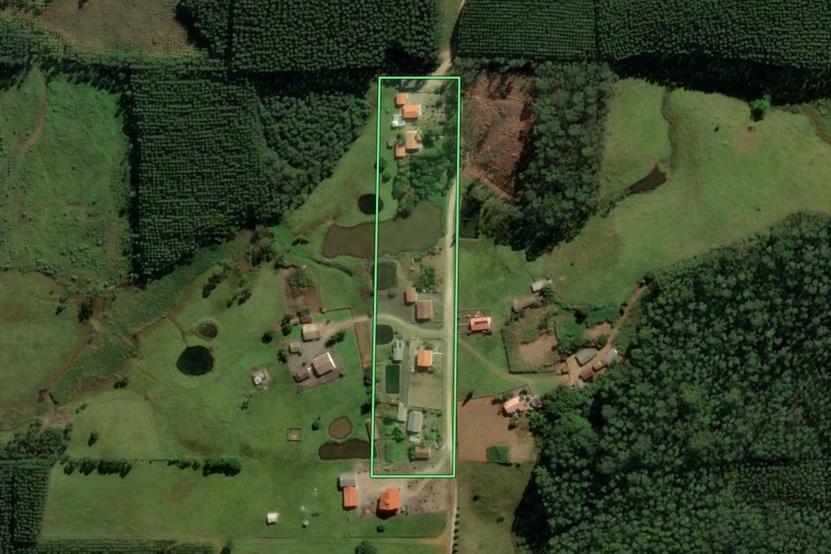 Imagem de satélite do imóvel rural em Siderópolis (SC), com o contorno declarado no CAR desenhado por cima.