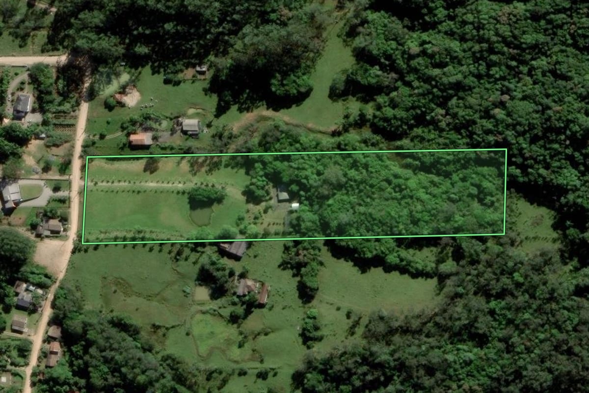 Imagem de satélite do imóvel rural em Siderópolis (SC), com o contorno declarado no CAR desenhado por cima.