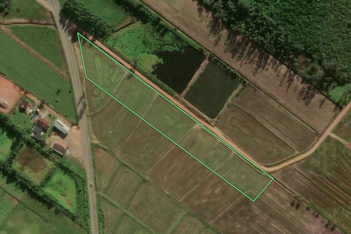 Imagem de satélite do imóvel rural em Sombrio (SC), com o contorno declarado no CAR desenhado por cima.