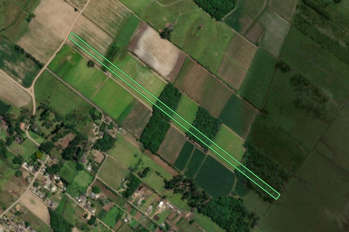 Imagem de satélite do imóvel rural em Sombrio (SC), com o contorno declarado no CAR desenhado por cima.