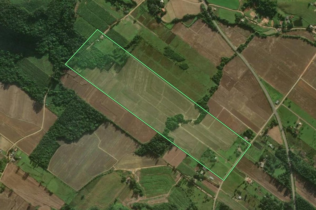 Imagem de satélite do imóvel rural em Sombrio (SC), com o contorno declarado no CAR desenhado por cima.