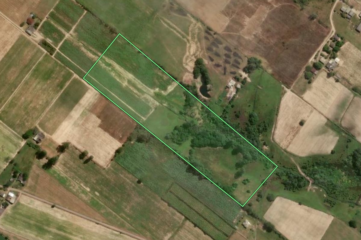 Imagem de satélite do imóvel rural em Sombrio (SC), com o contorno declarado no CAR desenhado por cima.