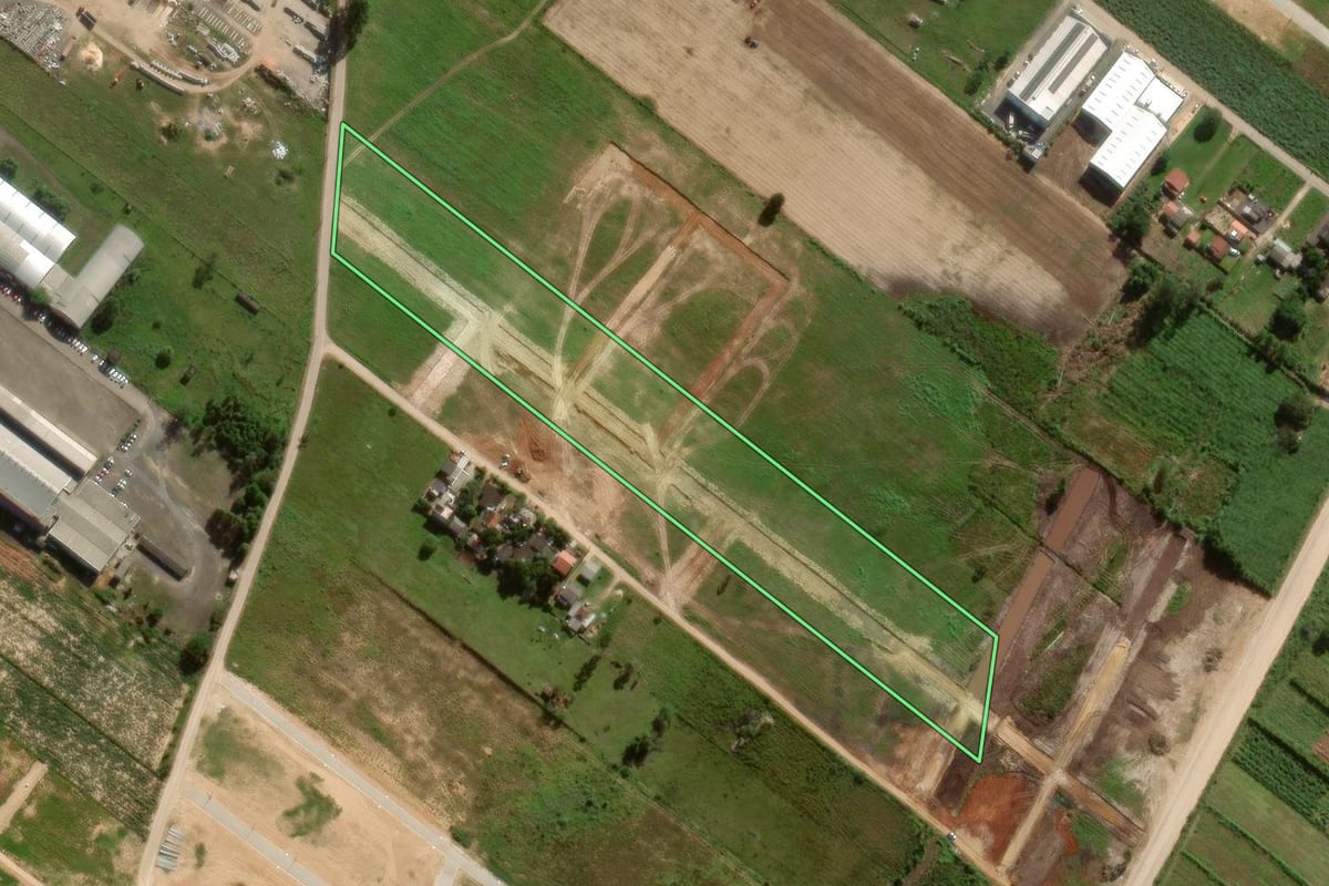 Imagem de satélite do imóvel rural em Sombrio (SC), com o contorno declarado no CAR desenhado por cima.