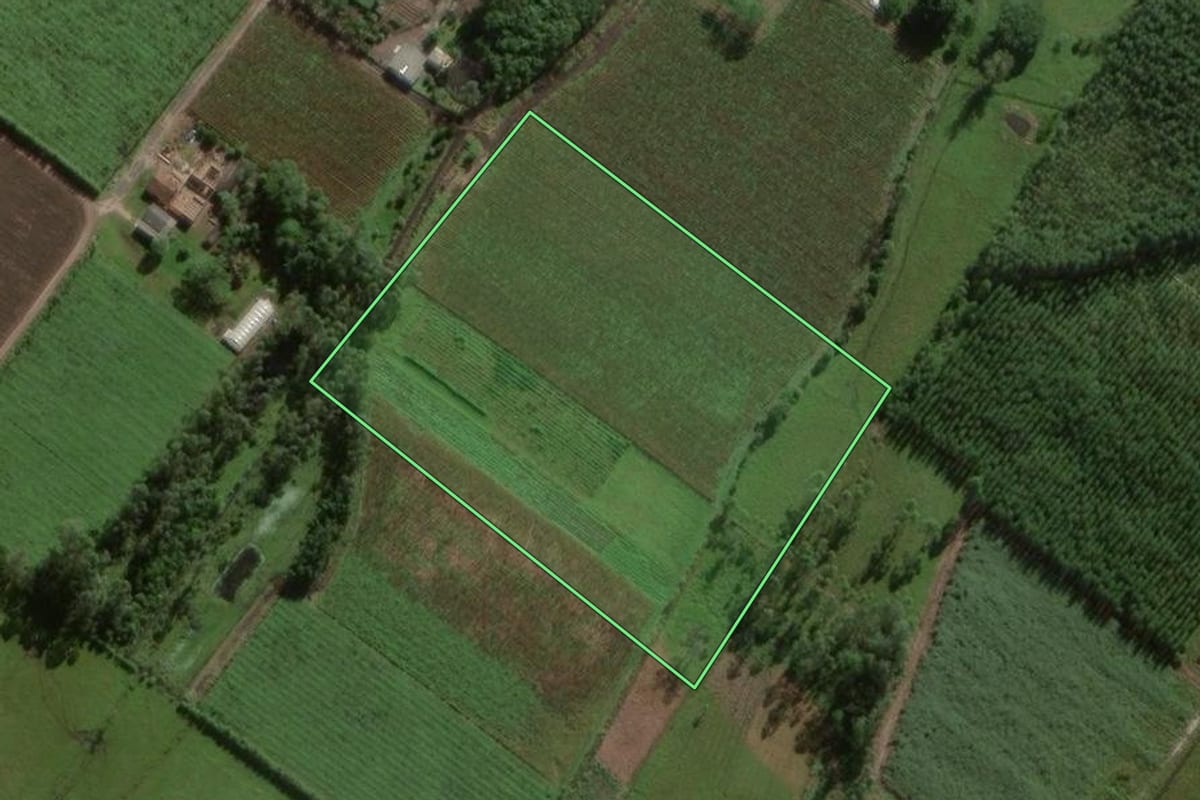 Imagem de satélite do imóvel rural em Sombrio (SC), com o contorno declarado no CAR desenhado por cima.