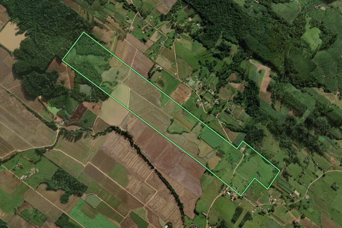Imagem de satélite do imóvel rural em Sombrio (SC), com o contorno declarado no CAR desenhado por cima.