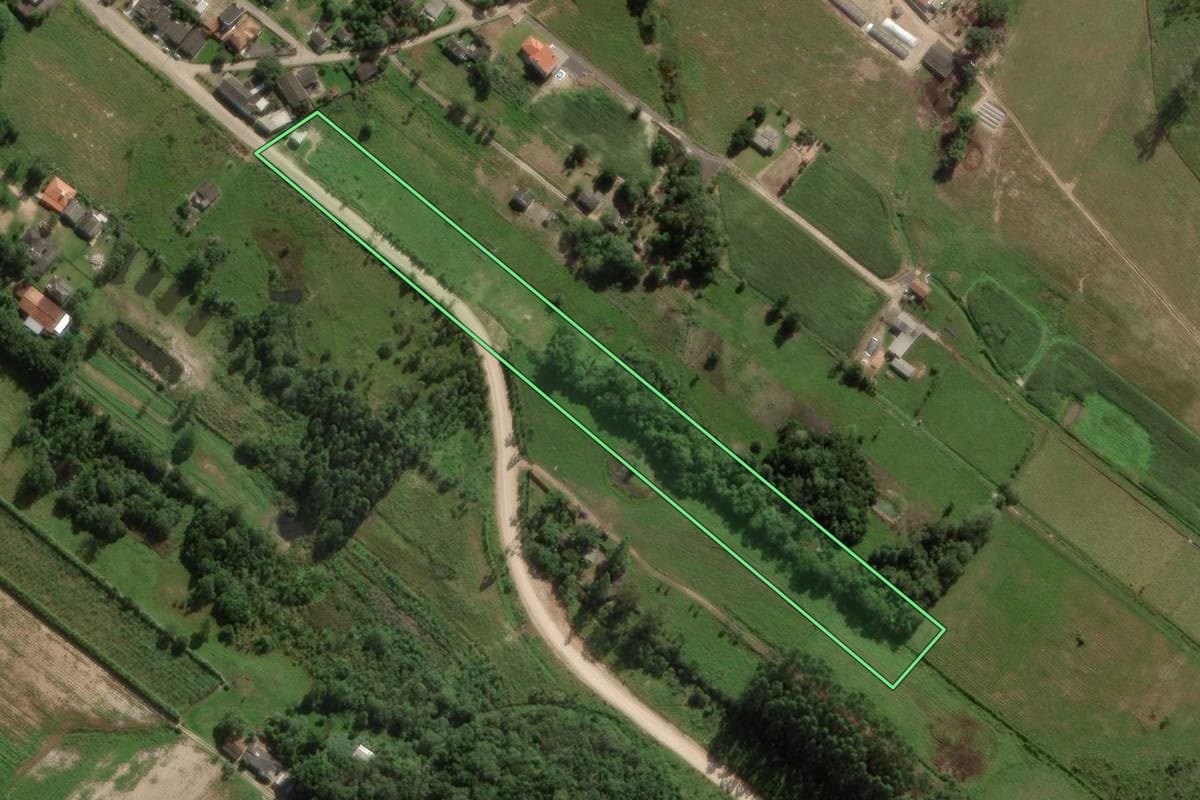 Imagem de satélite do imóvel rural em Sombrio (SC), com o contorno declarado no CAR desenhado por cima.