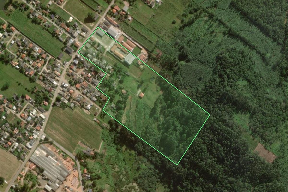 Imagem de satélite do imóvel rural em Sombrio (SC), com o contorno declarado no CAR desenhado por cima.