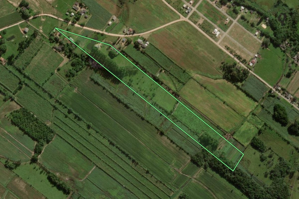 Imagem de satélite do imóvel rural em Sombrio (SC), com o contorno declarado no CAR desenhado por cima.
