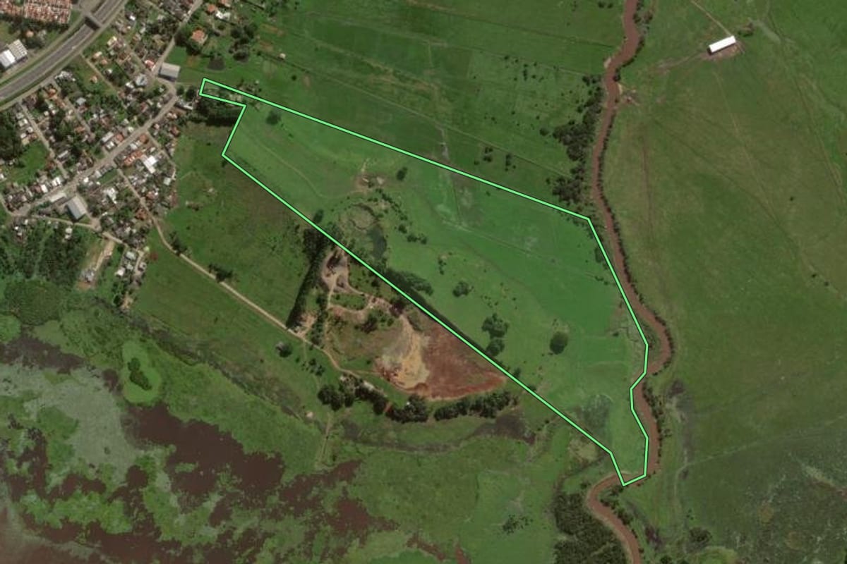 Imagem de satélite do imóvel rural em Sombrio (SC), com o contorno declarado no CAR desenhado por cima.