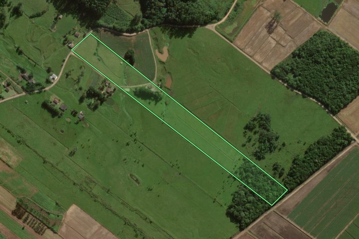Imagem de satélite do imóvel rural em Sombrio (SC), com o contorno declarado no CAR desenhado por cima.