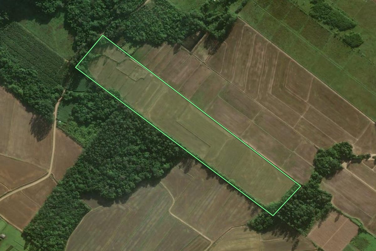 Imagem de satélite do imóvel rural em Sombrio (SC), com o contorno declarado no CAR desenhado por cima.