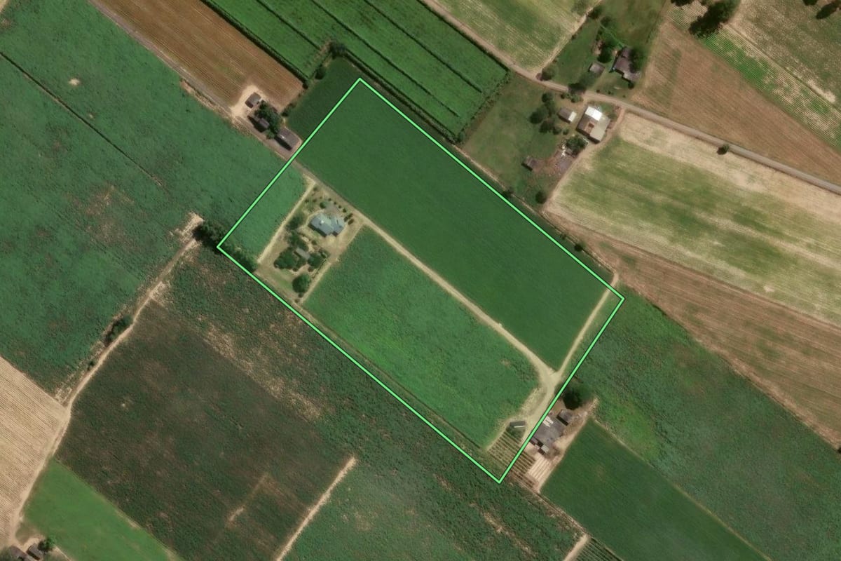 Imagem de satélite do imóvel rural em Sombrio (SC), com o contorno declarado no CAR desenhado por cima.