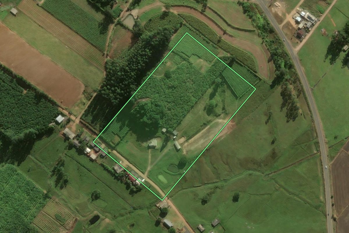 Imagem de satélite do imóvel rural em Sombrio (SC), com o contorno declarado no CAR desenhado por cima.