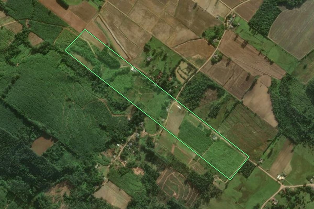 Imagem de satélite do imóvel rural em Sombrio (SC), com o contorno declarado no CAR desenhado por cima.
