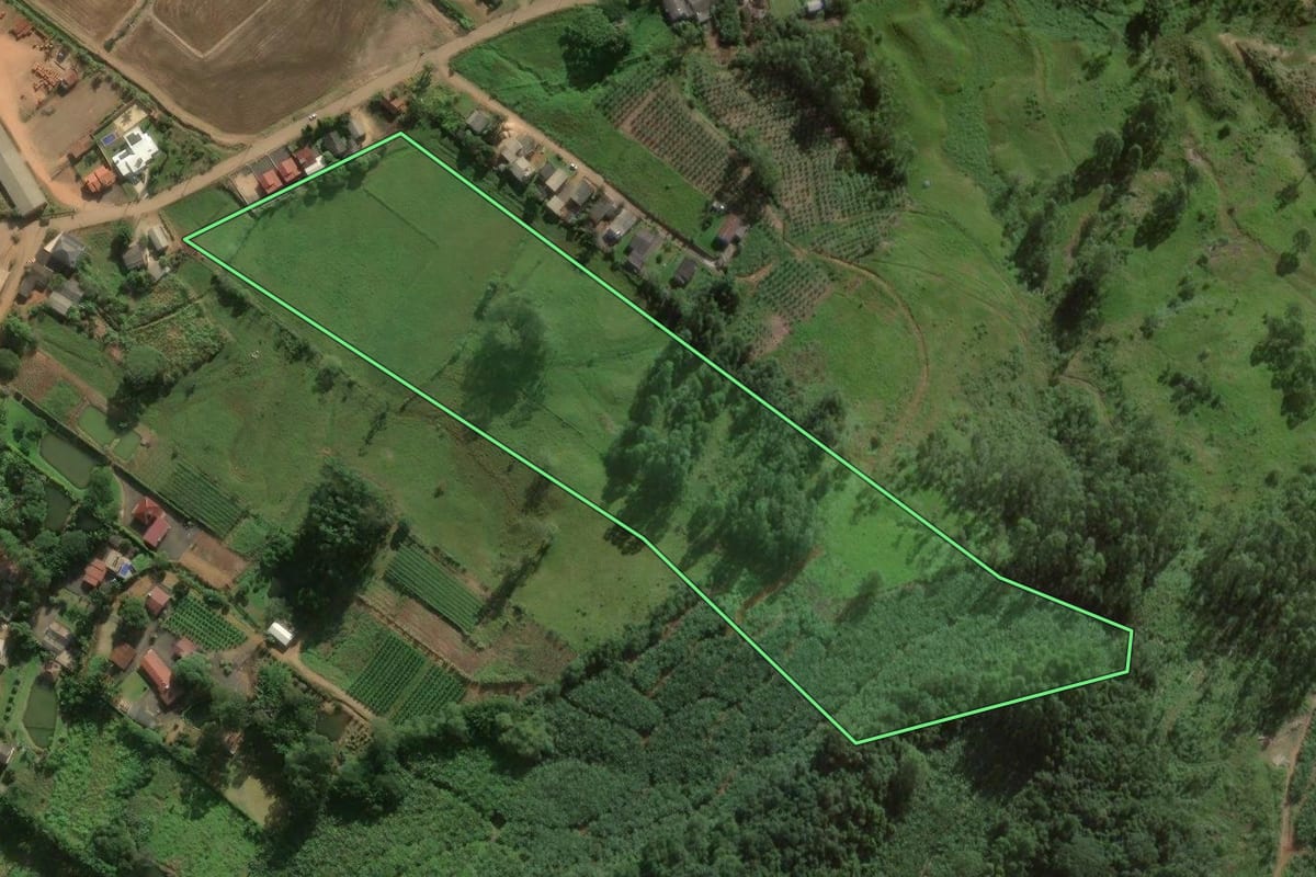 Imagem de satélite do imóvel rural em Sombrio (SC), com o contorno declarado no CAR desenhado por cima.