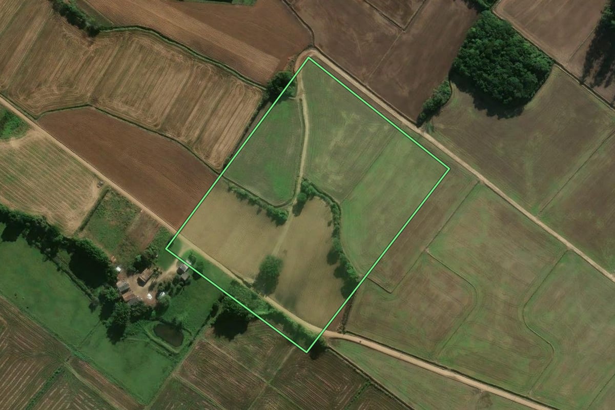 Imagem de satélite do imóvel rural em Sombrio (SC), com o contorno declarado no CAR desenhado por cima.