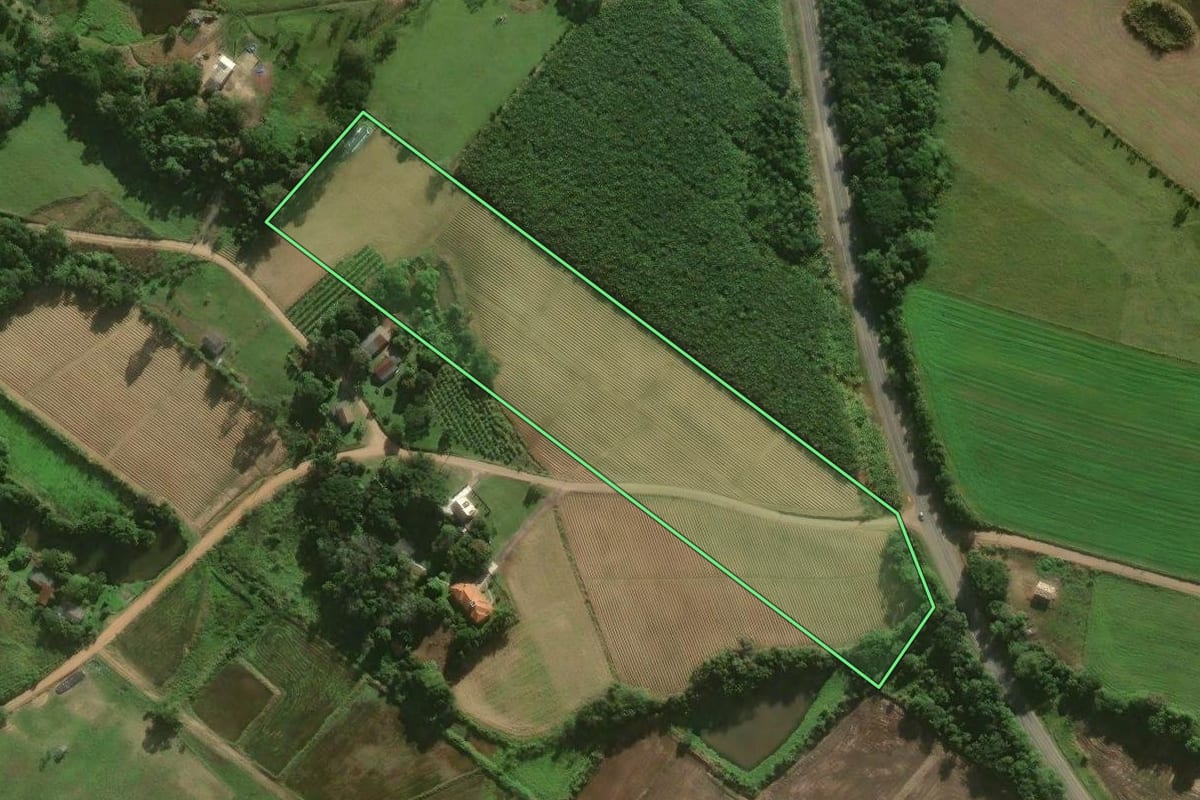Imagem de satélite do imóvel rural em Sombrio (SC), com o contorno declarado no CAR desenhado por cima.