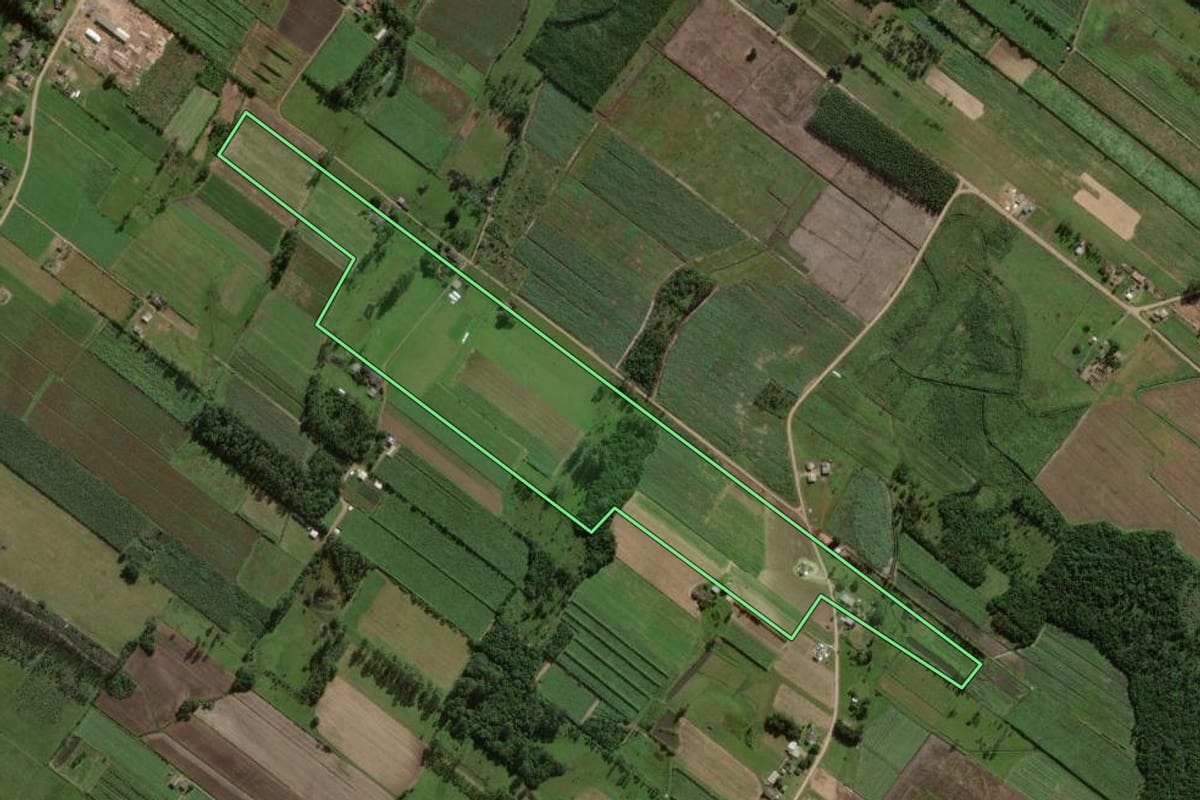 Imagem de satélite do imóvel rural em Sombrio (SC), com o contorno declarado no CAR desenhado por cima.