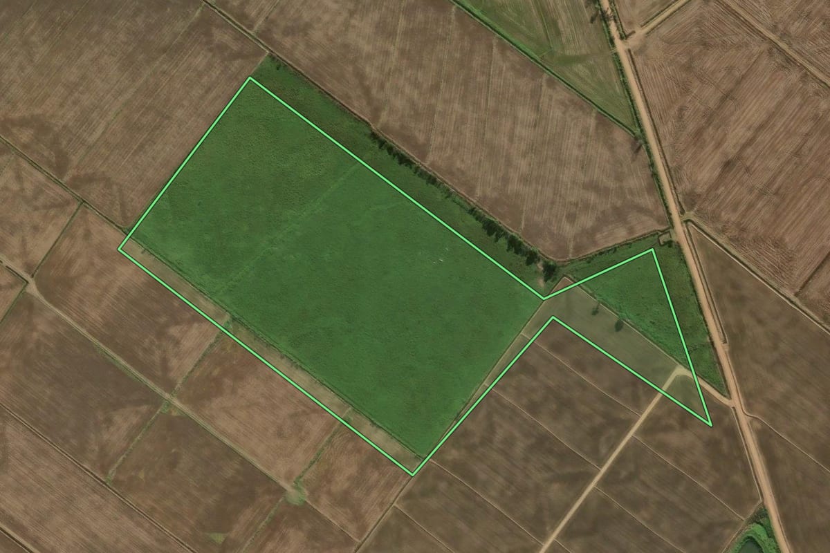 Imagem de satélite do imóvel rural em Sombrio (SC), com o contorno declarado no CAR desenhado por cima.