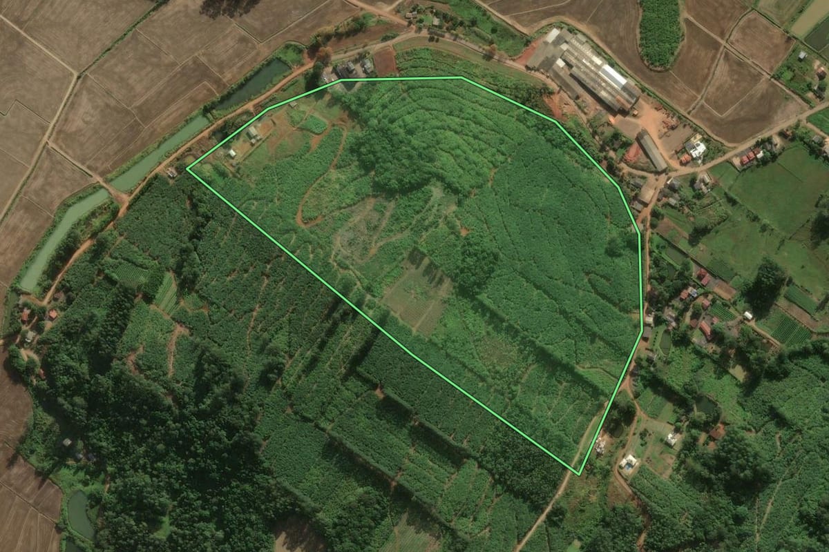 Imagem de satélite do imóvel rural em Sombrio (SC), com o contorno declarado no CAR desenhado por cima.