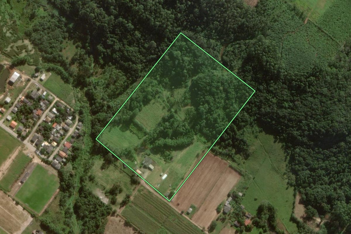Imagem de satélite do imóvel rural em Sombrio (SC), com o contorno declarado no CAR desenhado por cima.