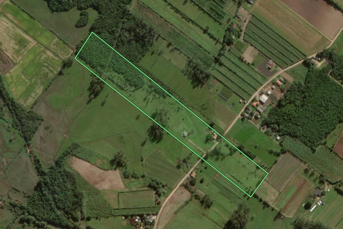 Imagem de satélite do imóvel rural em Sombrio (SC), com o contorno declarado no CAR desenhado por cima.