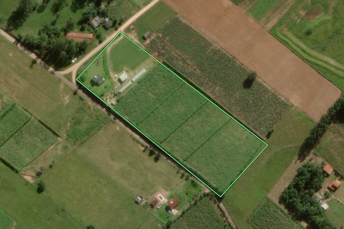 Imagem de satélite do imóvel rural em Sombrio (SC), com o contorno declarado no CAR desenhado por cima.