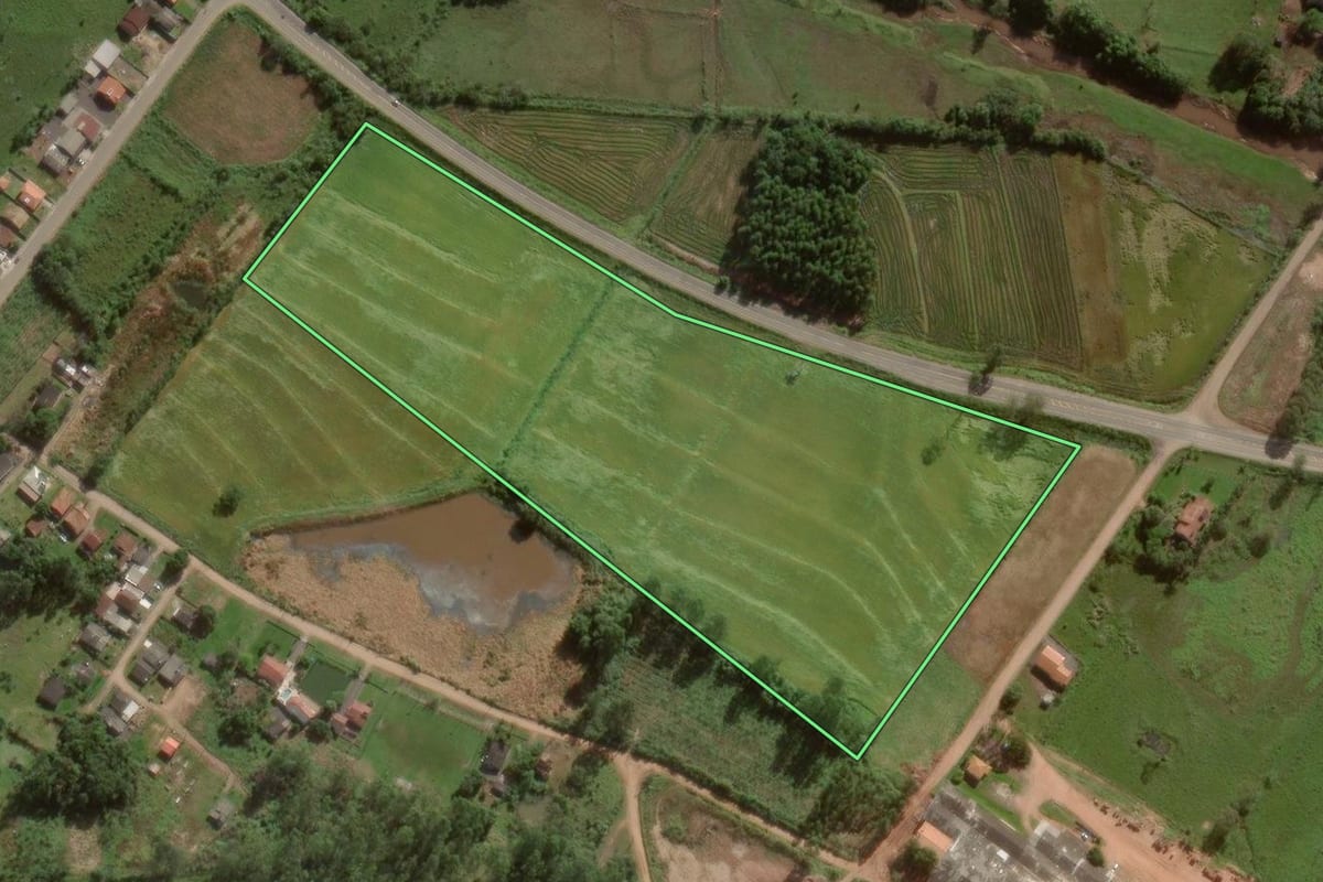 Imagem de satélite do imóvel rural em Sombrio (SC), com o contorno declarado no CAR desenhado por cima.