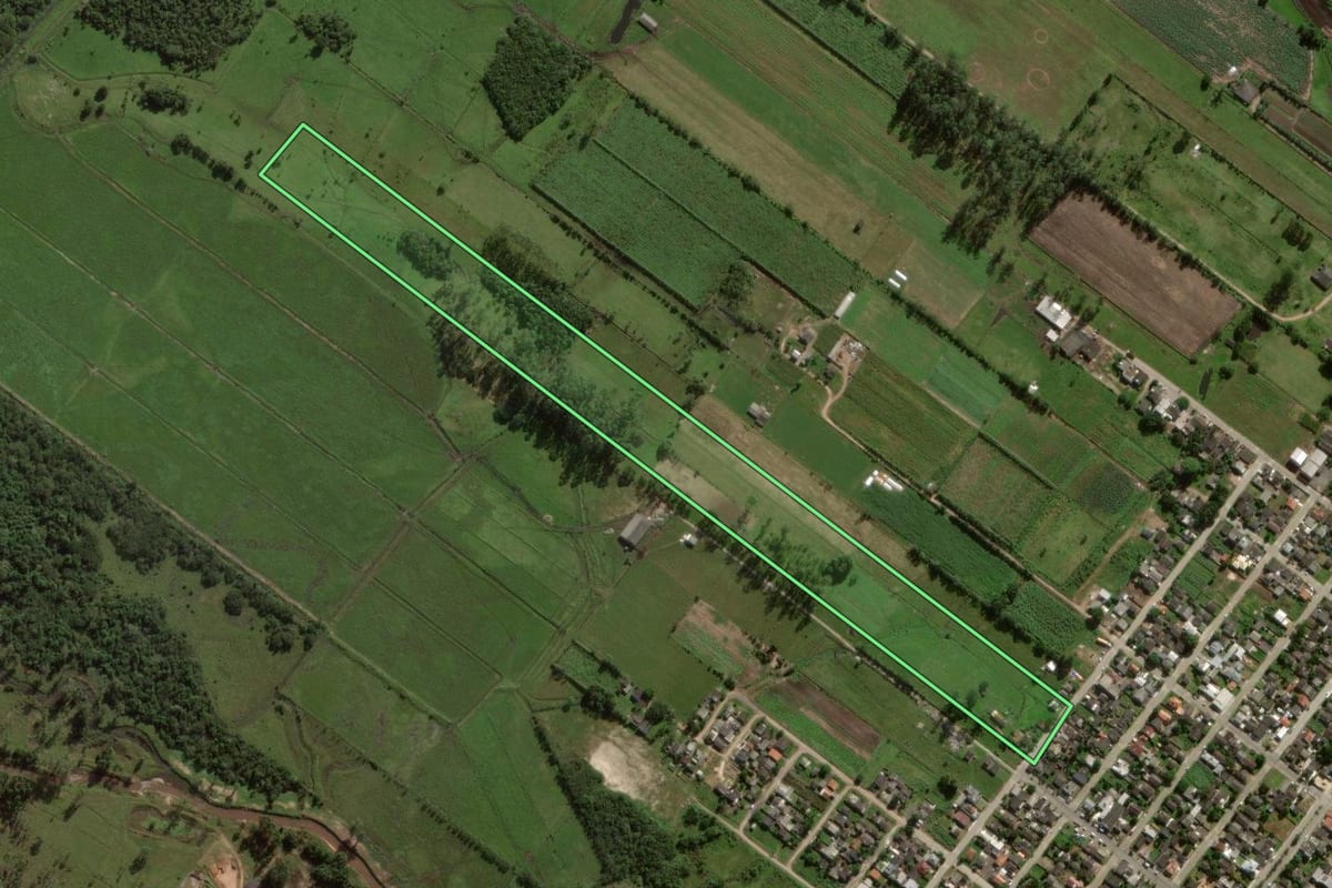 Imagem de satélite do imóvel rural em Sombrio (SC), com o contorno declarado no CAR desenhado por cima.