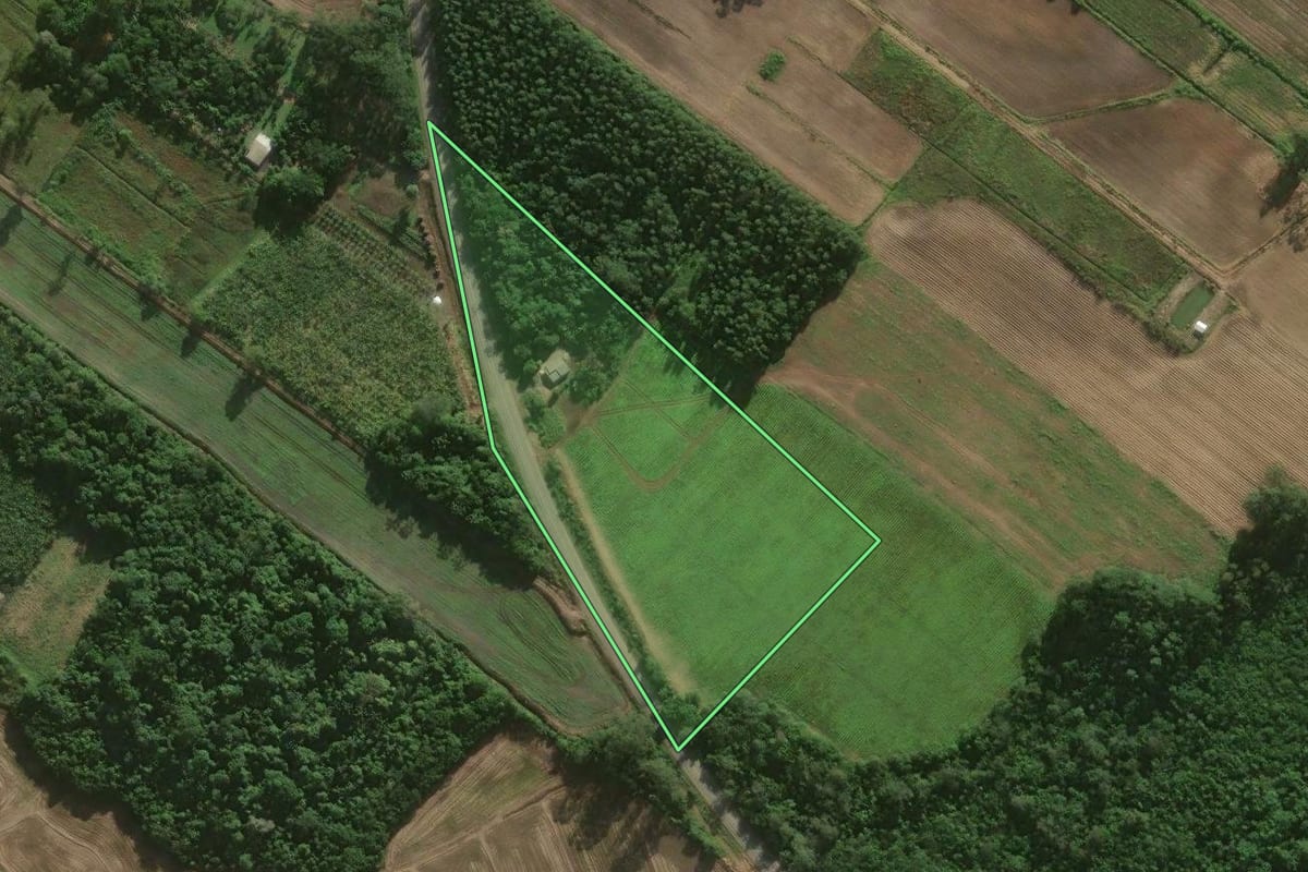 Imagem de satélite do imóvel rural em Sombrio (SC), com o contorno declarado no CAR desenhado por cima.