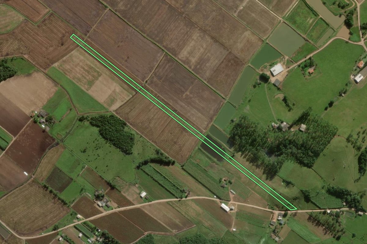 Imagem de satélite do imóvel rural em Sombrio (SC), com o contorno declarado no CAR desenhado por cima.