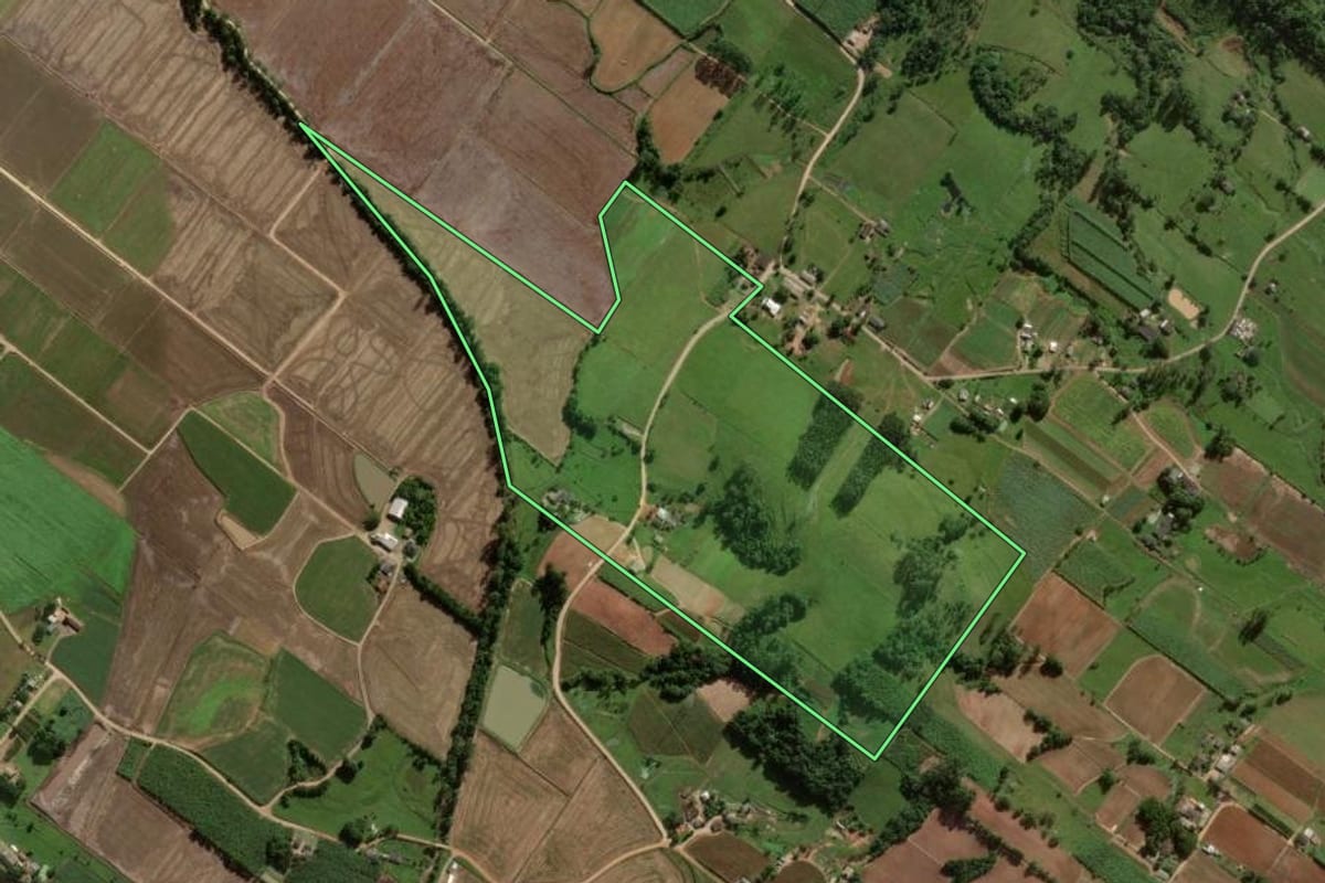 Imagem de satélite do imóvel rural em Sombrio (SC), com o contorno declarado no CAR desenhado por cima.