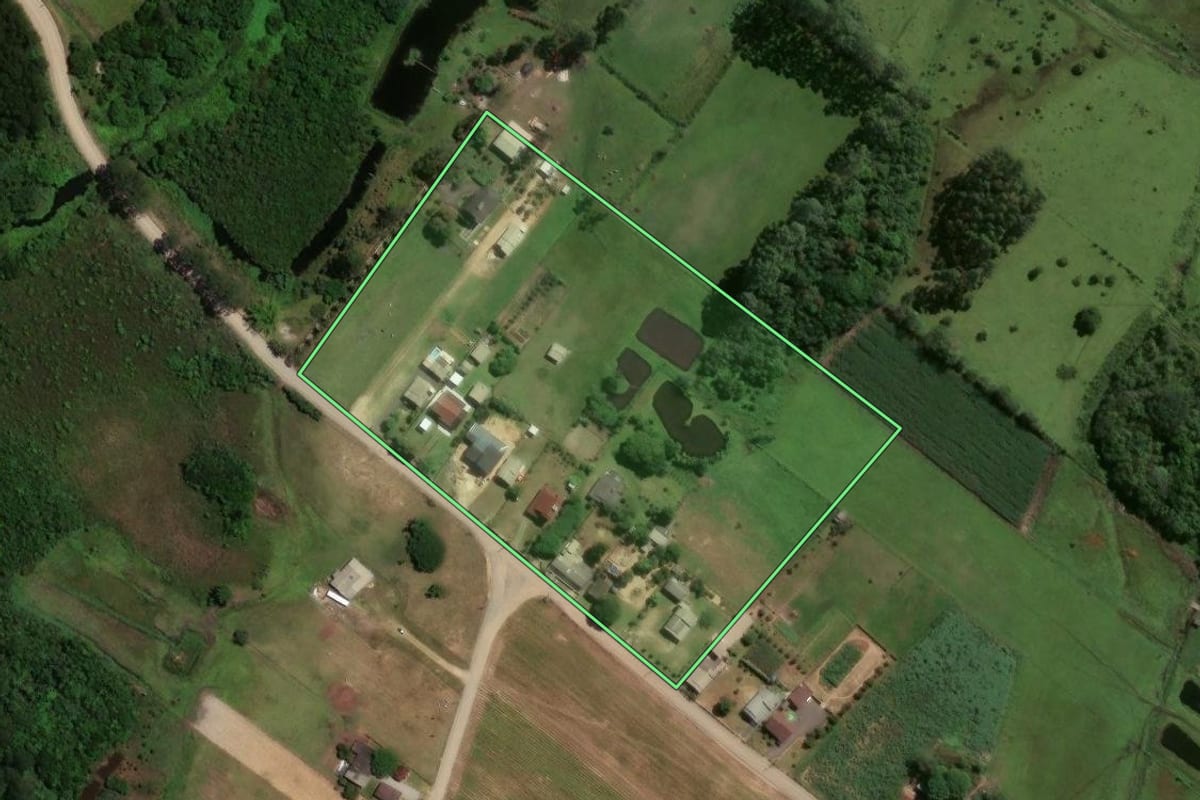 Imagem de satélite do imóvel rural em Sombrio (SC), com o contorno declarado no CAR desenhado por cima.