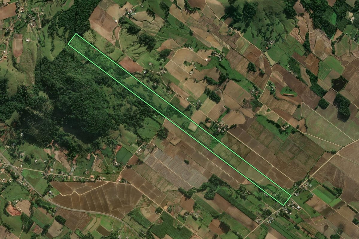 Imagem de satélite do imóvel rural em Sombrio (SC), com o contorno declarado no CAR desenhado por cima.