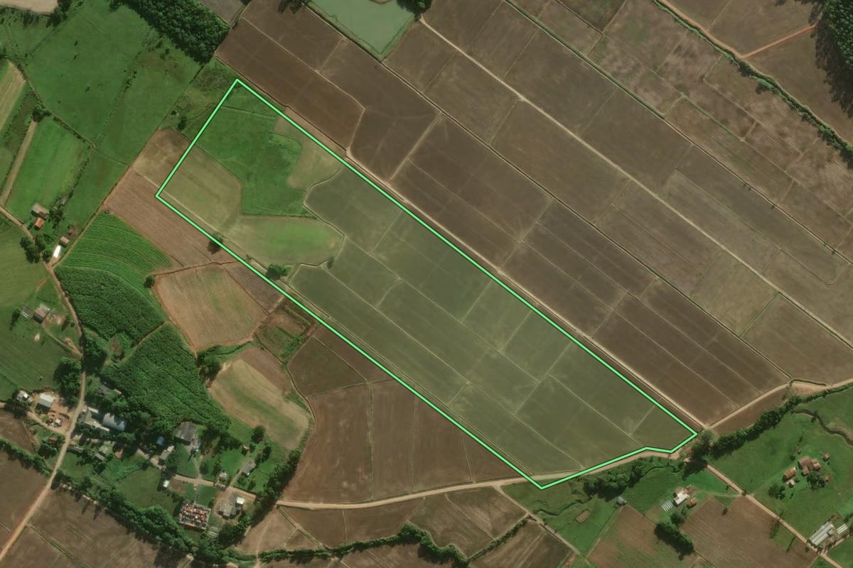 Imagem de satélite do imóvel rural em Sombrio (SC), com o contorno declarado no CAR desenhado por cima.